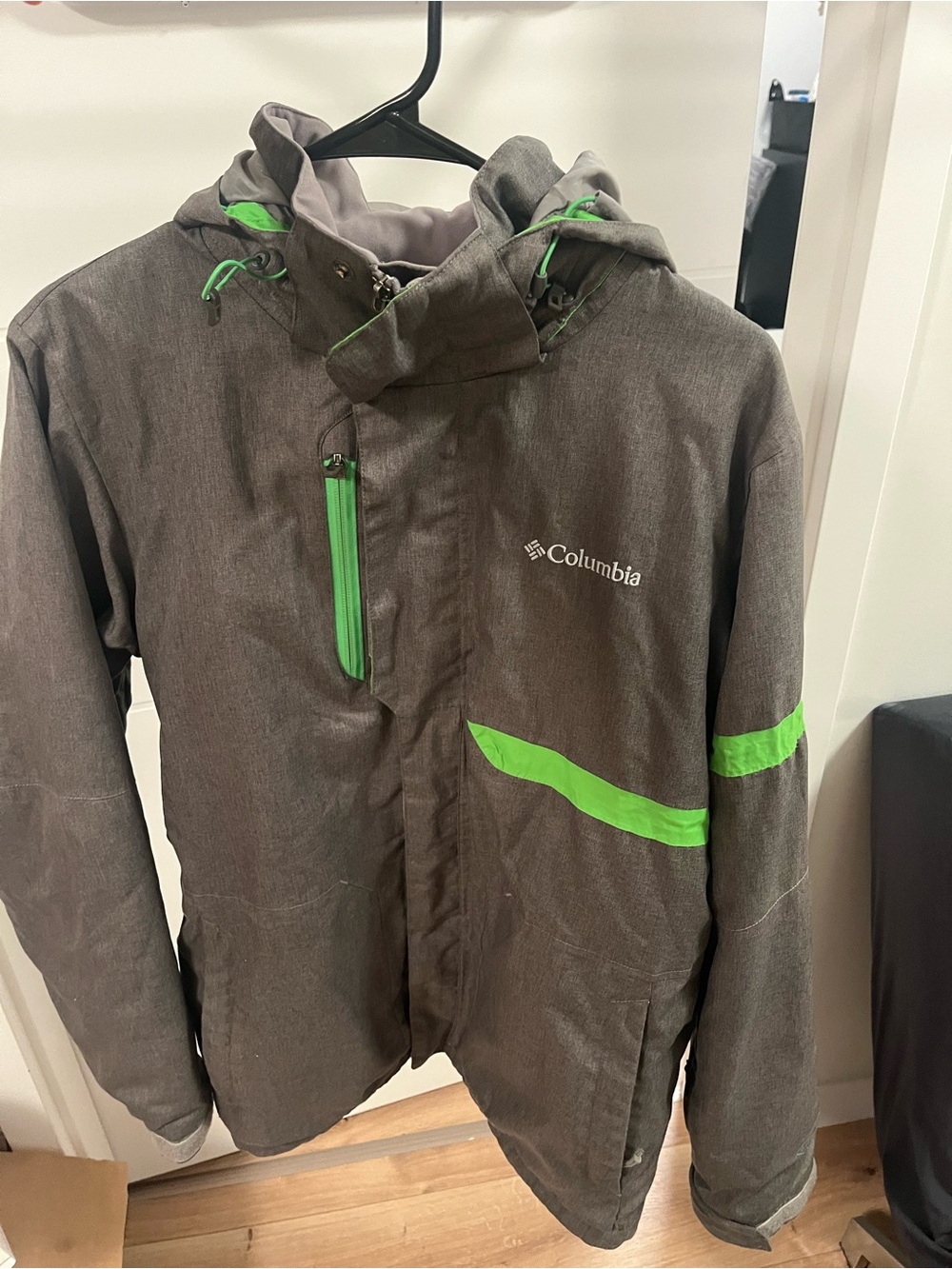 Columbia Men’s Gray Jacket with Green Accents